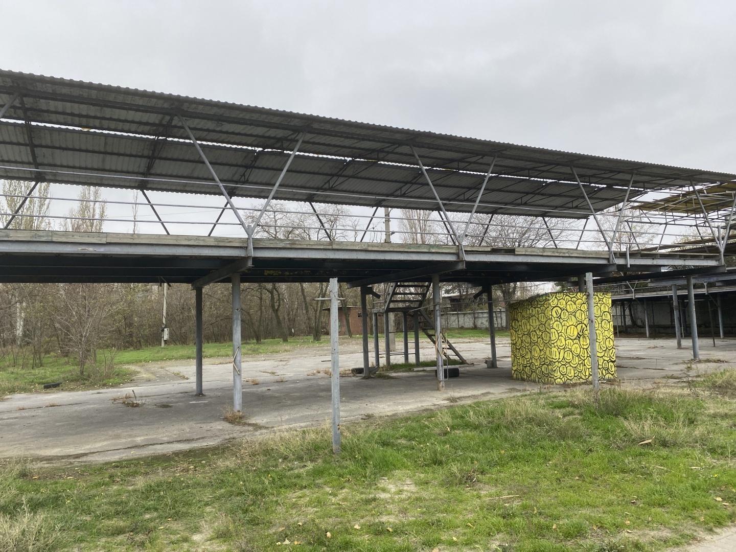 Экстремальная прогулка по Набережной Таганрога. Ни души, кроме шатающихся блогеров.