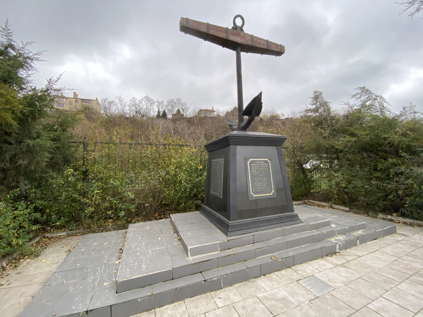 Экстремальная прогулка по Набережной Таганрога. Ни души, кроме шатающихся блогеров.