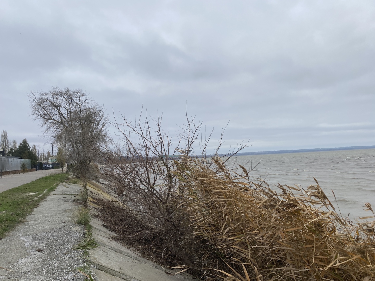 Экстремальная прогулка по Набережной Таганрога. Ни души, кроме шатающихся блогеров.