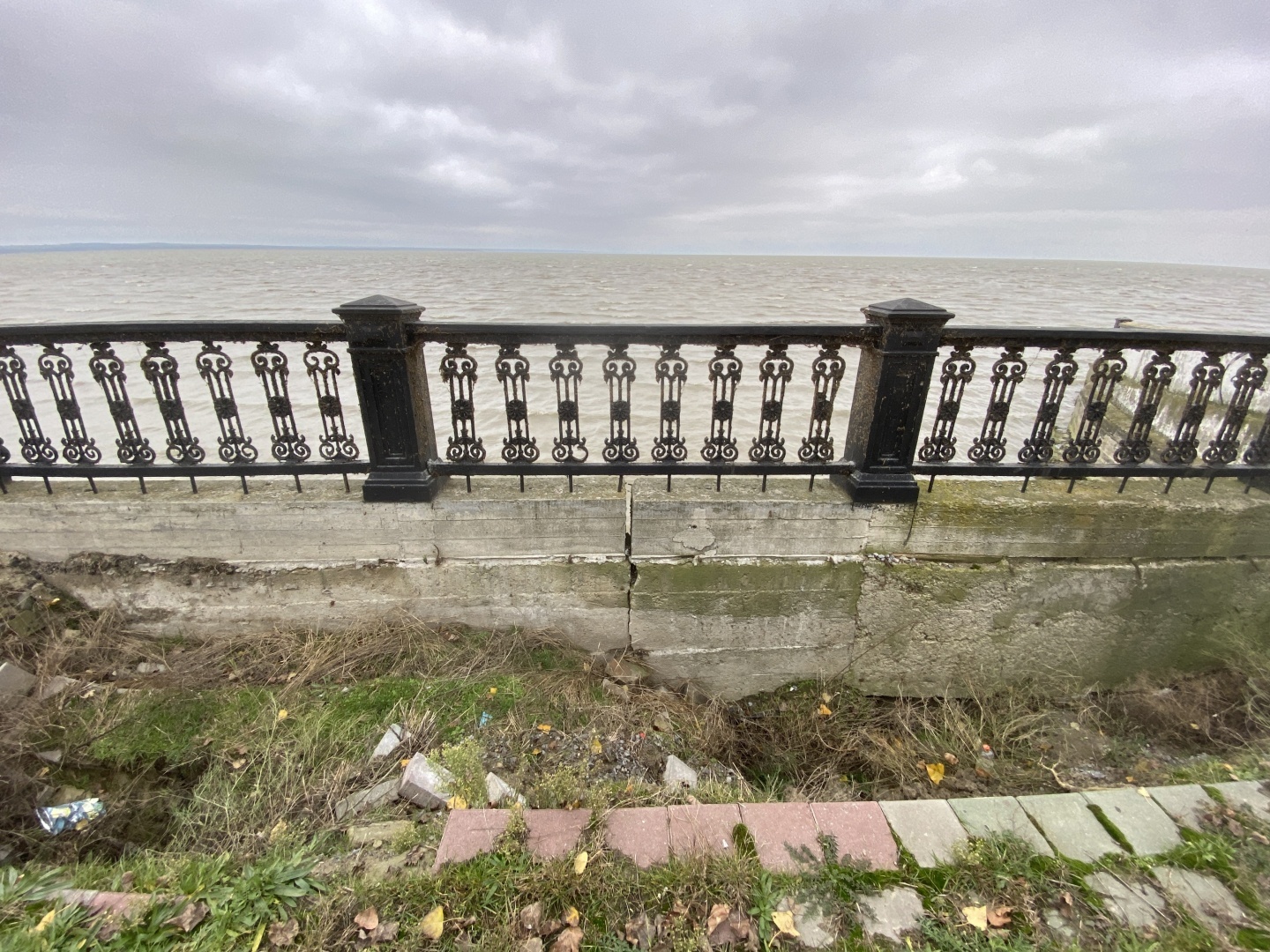 Экстремальная прогулка по Набережной Таганрога. Ни души, кроме шатающихся блогеров.