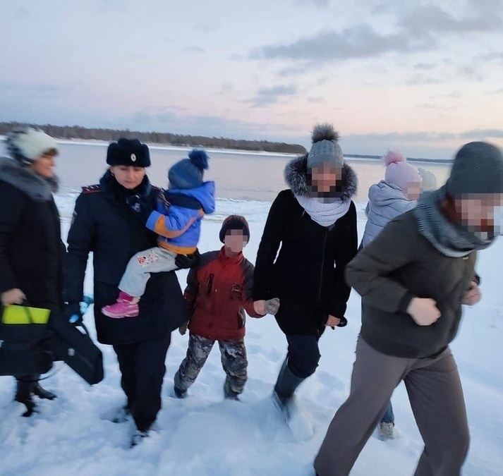 В селе Усть-Пит, расположенном в Красноярском крае, удалось спасти восемь детей от голодной смерти.