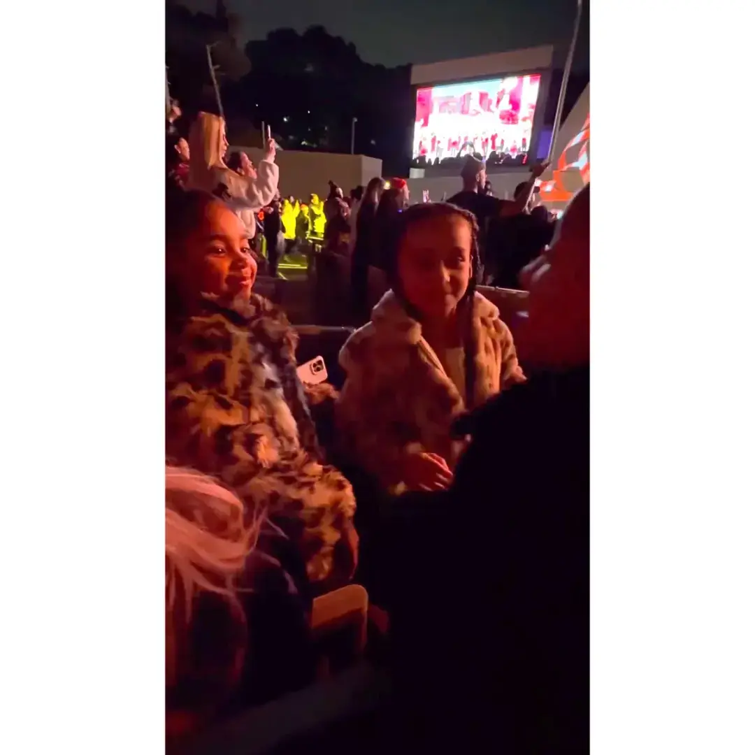 Ким Кардашьян и дочери Норт и Чикаго прониклись праздничным настроением на концерте Мэрайи Кэри