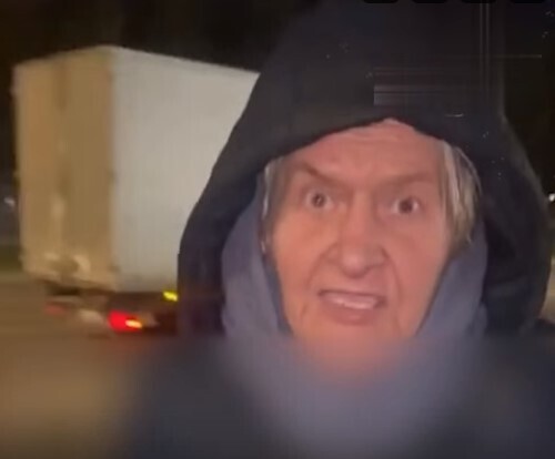 Юнцы унижают бабушку, которая 55 лет служила медсестрой: “Давай деньги, отродье”.