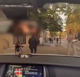 Дагестанский хулиган и его друзья терроризируют москвичей, ездя по тротуарам.