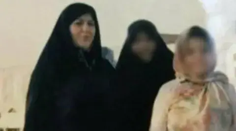 И я решила надеть свое самое красивое платье, потому что когда меня завтра убьют, меня некому будет хоронить