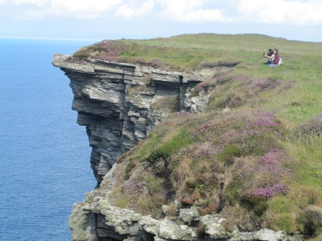 Вышла Лена с перерыва! Рифмоплетство обычное да неинтересное. Родилось на работе вроде. В аккурат за перерывом.