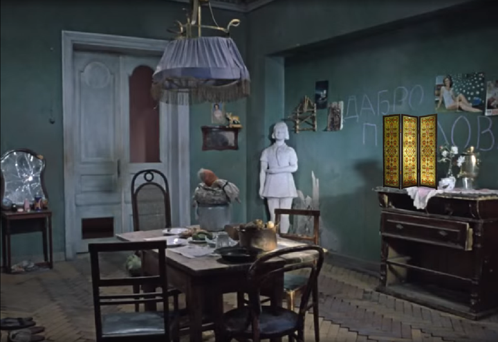 Какой реквизит объединяет кадры из трёх популярных советских фильмов?