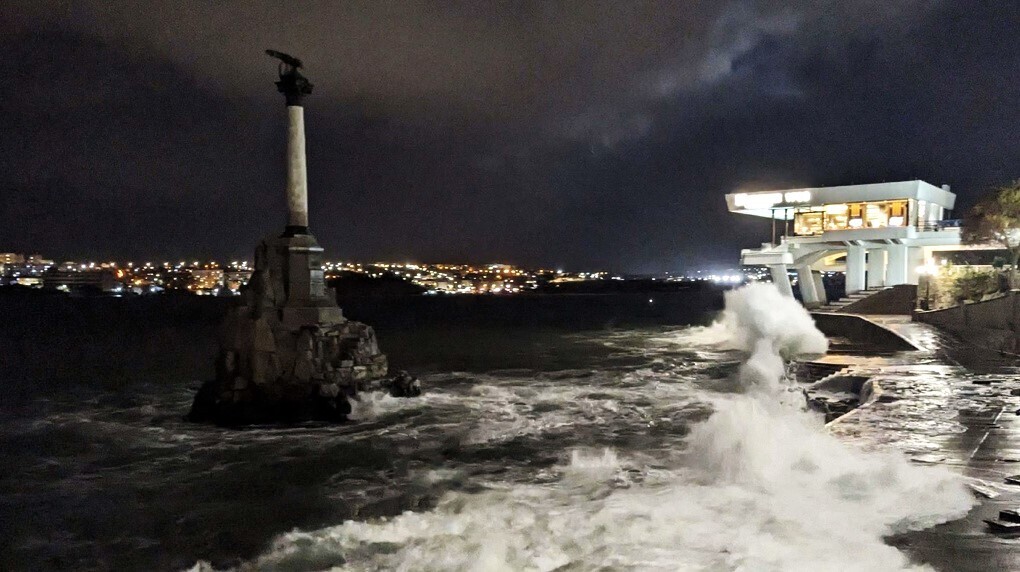 На юге штормит в ноябре. В чем причина катаклизмов?