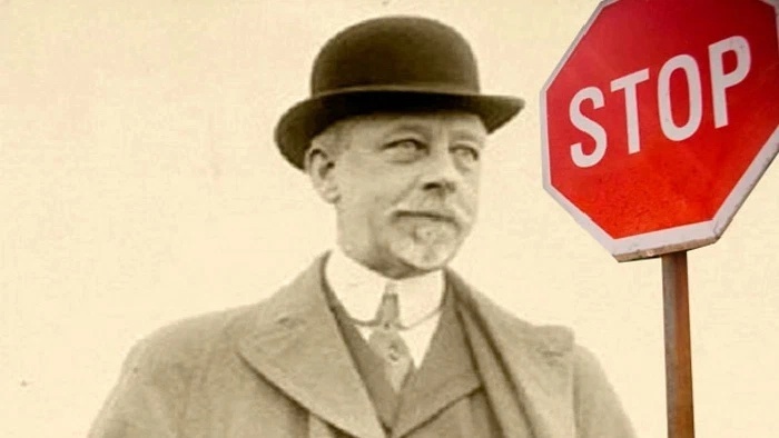 Американец Уильям Фелпс Ино, разработавший первые правила дорожного движения, никогда не водил автомобиль сам.