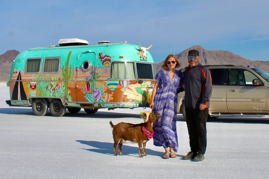 Пара путешествует по США в Airstream с козой