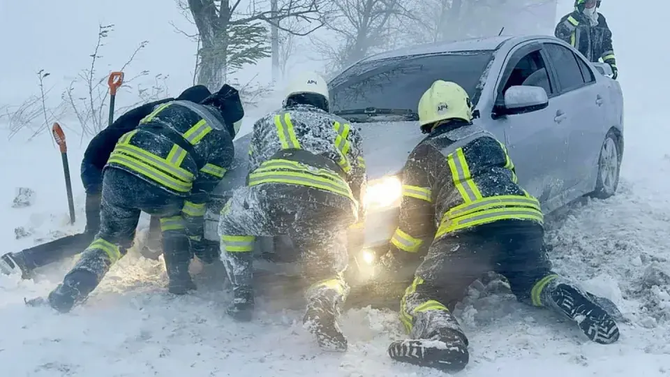 Снежная буря обрушилась на Украину: 10 погибших, десятки пострадавших и разрушения