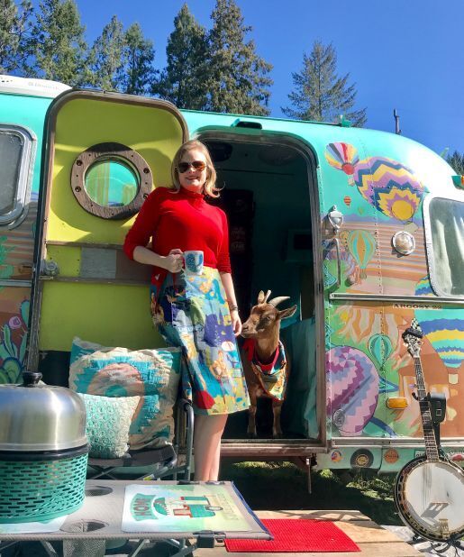 Пара путешествует по США в Airstream с козой