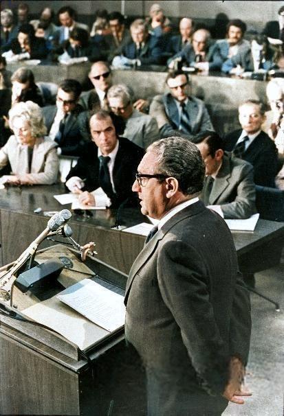 Генри Киссинджер, определявший мировые дела при двух президентах, умер в возрасте 100 лет