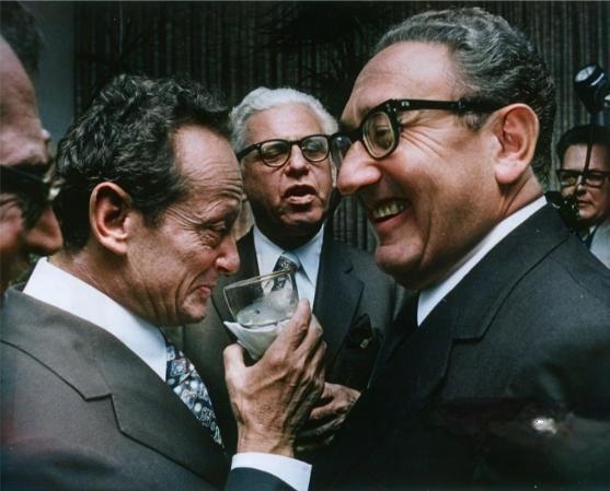 Генри Киссинджер, определявший мировые дела при двух президентах, умер в возрасте 100 лет