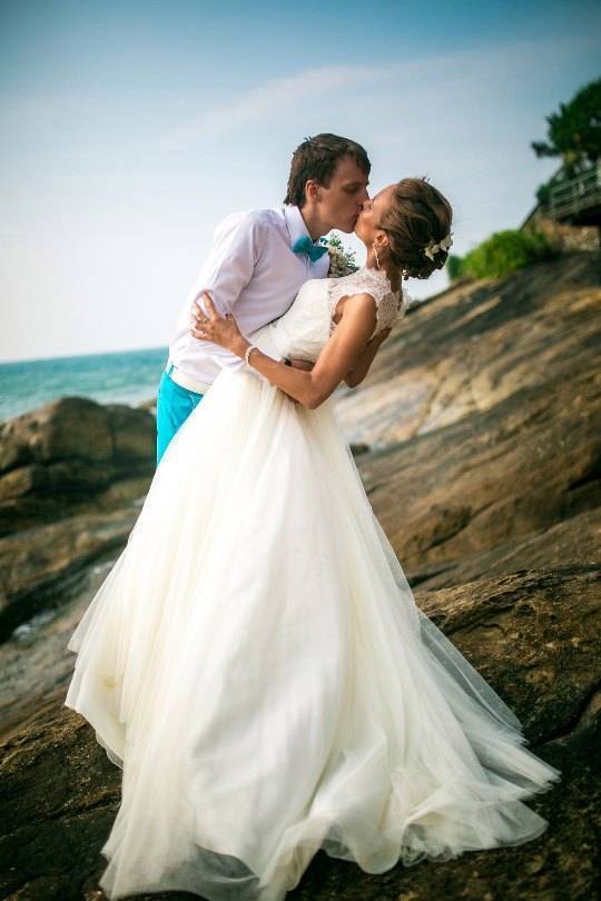 Видели когда-нибудь жениха в шортах? Как проходят экзотические свадьбы на островах в этнических традициях: бубны, пляски, слоны, океан...