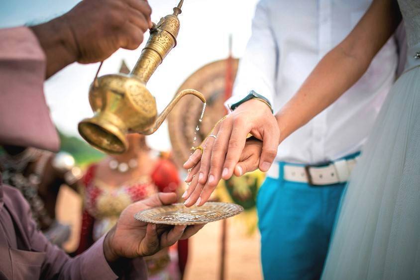 Видели когда-нибудь жениха в шортах? Как проходят экзотические свадьбы на островах в этнических традициях: бубны, пляски, слоны, океан...