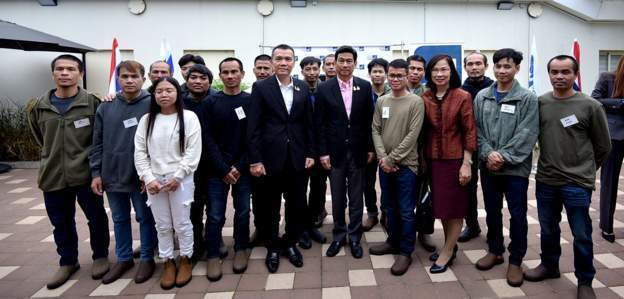 Тайские рабочие возвращаются в Бангкок к счастливым семьям