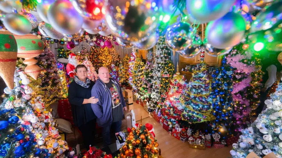 "Рекордная Рождественская Сказка: Пара установила мировой рекорд с коллекцией светящихся елок"