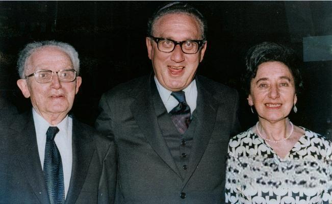 Генри Киссинджер, определявший мировые дела при двух президентах, умер в возрасте 100 лет