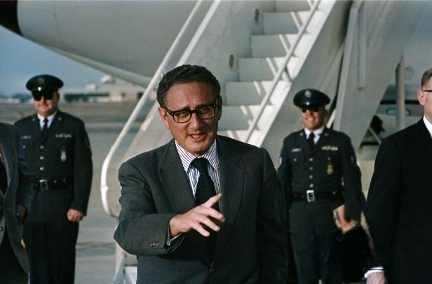 Генри Киссинджер, определявший мировые дела при двух президентах, умер в возрасте 100 лет