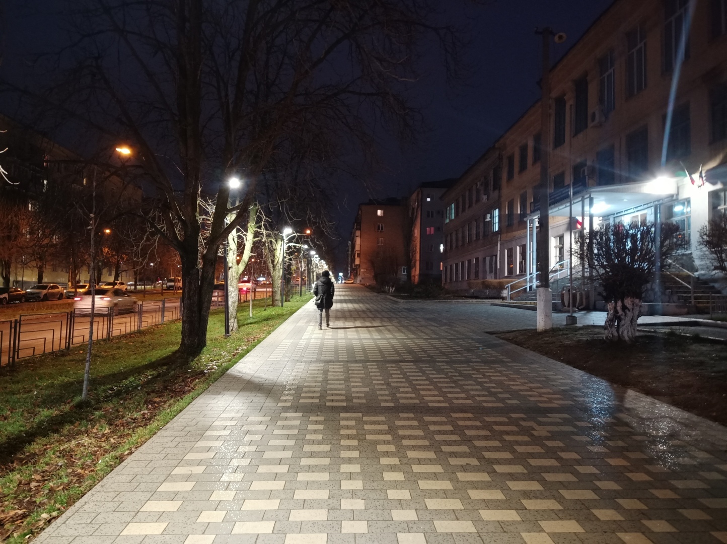 Вечерняя прогулка по обновлённой улице Титова