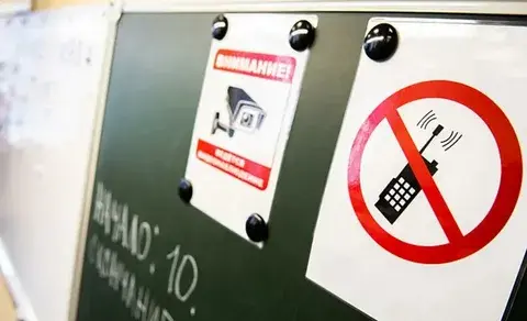 Депутаты предложил внести изменения в закон о полном запрете использования мобильных телефонов в школах