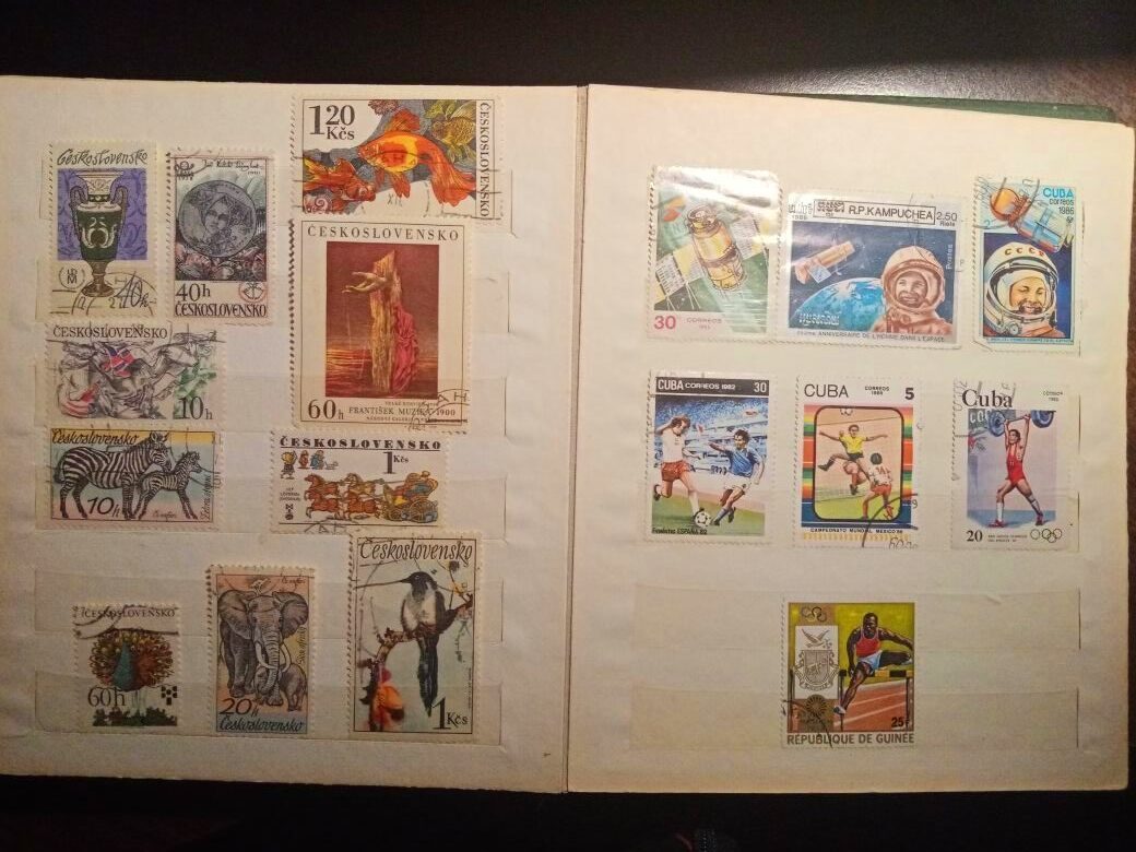 Нашла на антресолях свой старый альбом с марками – память о советском детстве