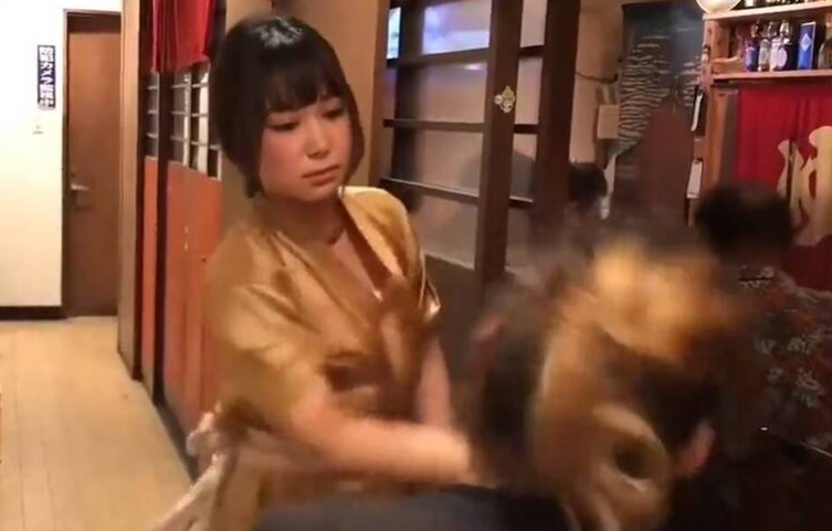 Услуга «пощечины» в японском ресторане стала вирусной: мужчины и женщины выстраиваются в очередь, чтобы получить пощечину