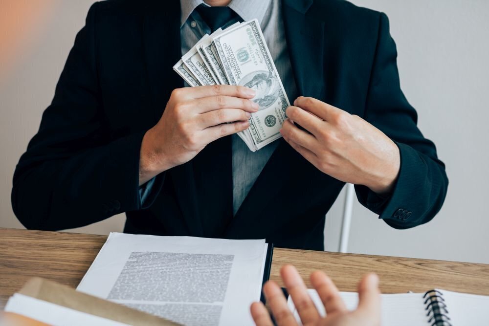 В огне долгов: как заемщики становятся жертвами преступных схем и как бороться с непорядочными кредиторами