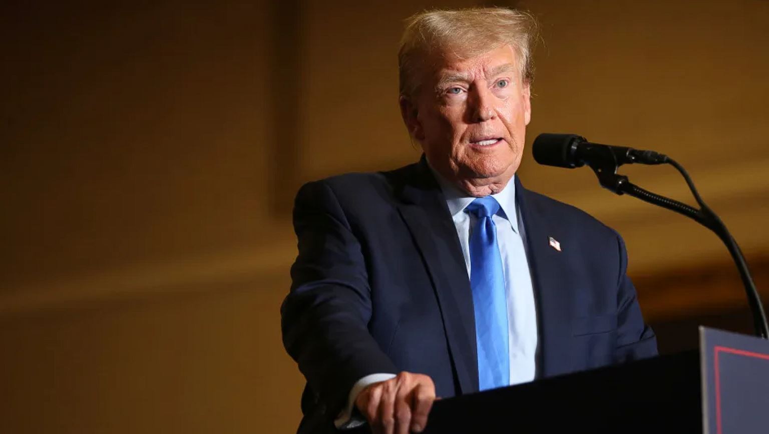 Трамп пытается опровергнуть нападки Байдена на то, что он представляет угрозу демократии