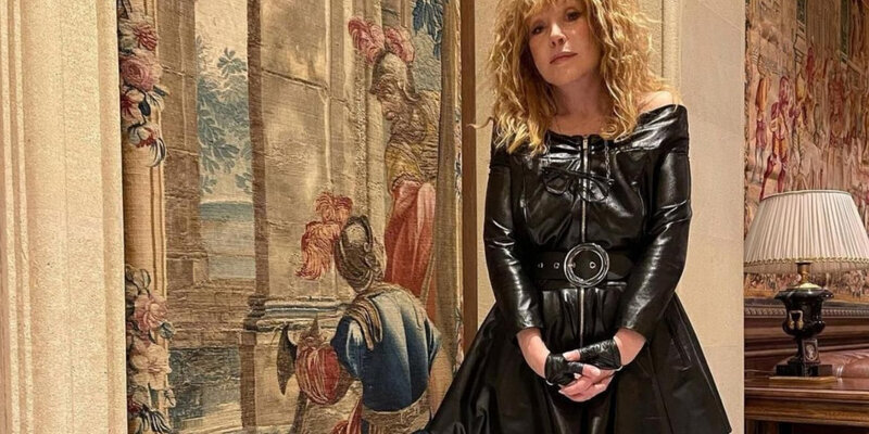 Алла Пугачева однофамилица казненного Пугачева Емельяна. Казнили Емельяна на Красной площади, о чем ей напомнила Валентина Талызина