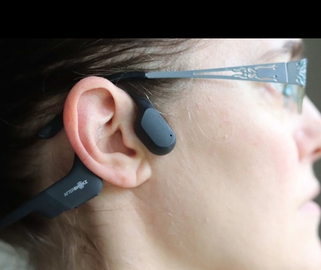 Наушники звука через кость. Bone conduction наушники. Наушники с костной проводимостью звука. Aftershokz trekz titanium. Наушники звука через кость.
