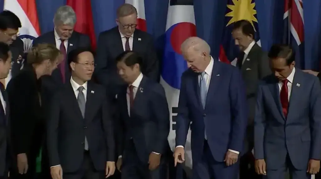 Байден выглядит смущенным.