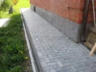 Как правильно сделать отмостку вокруг дома своими руками? Монтаж отмостки и бетонного состава, технология заливки.