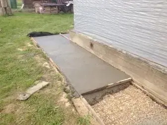 Как правильно сделать отмостку вокруг дома своими руками? Монтаж отмостки и бетонного состава, технология заливки.