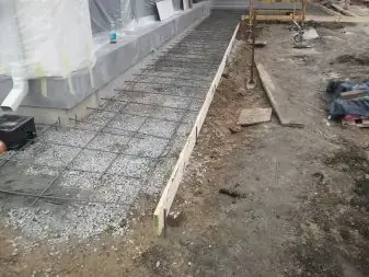 Как правильно сделать отмостку вокруг дома своими руками? Монтаж отмостки и бетонного состава, технология заливки.