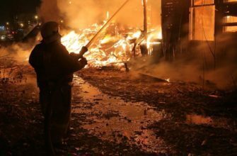 В Новосибирске: Житель спасает соседку и приближается к видео