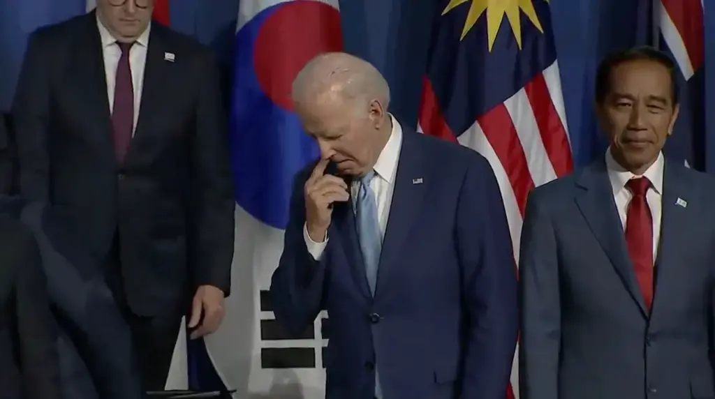 Байден выглядит смущенным.