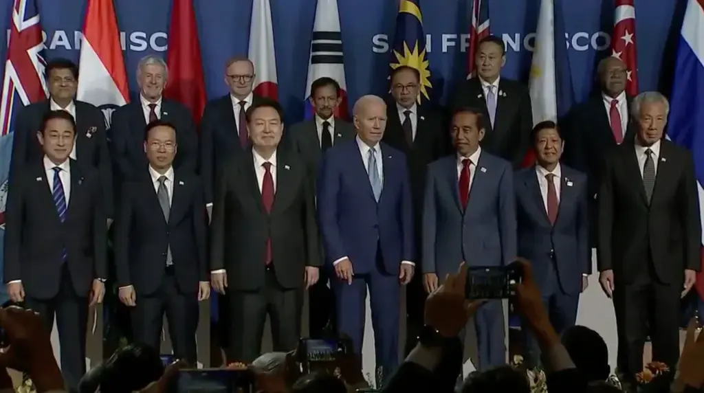 Байден выглядит смущенным.