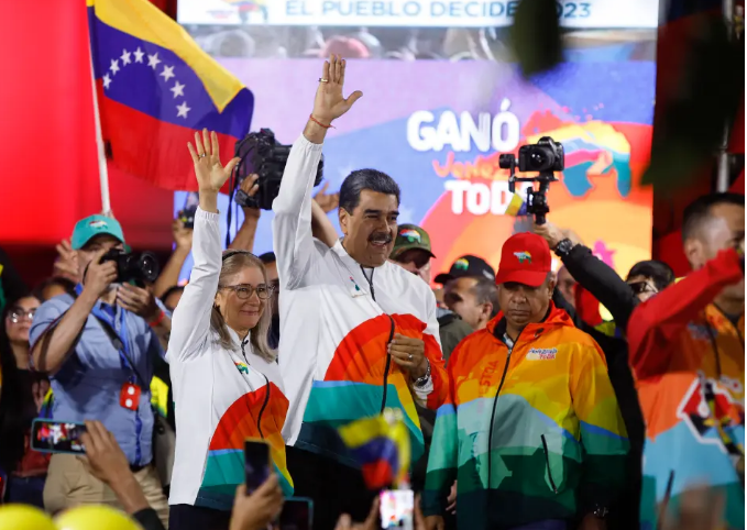 Венесуэльцы одобряют референдум о признании суверенитета над территорией соседней Гайаны.