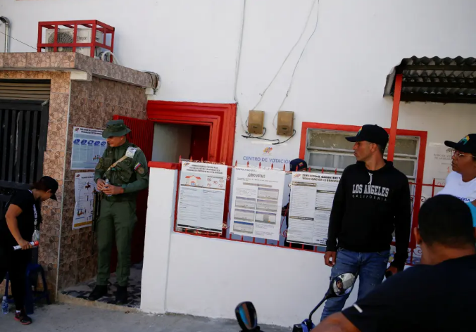 Венесуэльцы одобряют референдум о признании суверенитета над территорией соседней Гайаны.