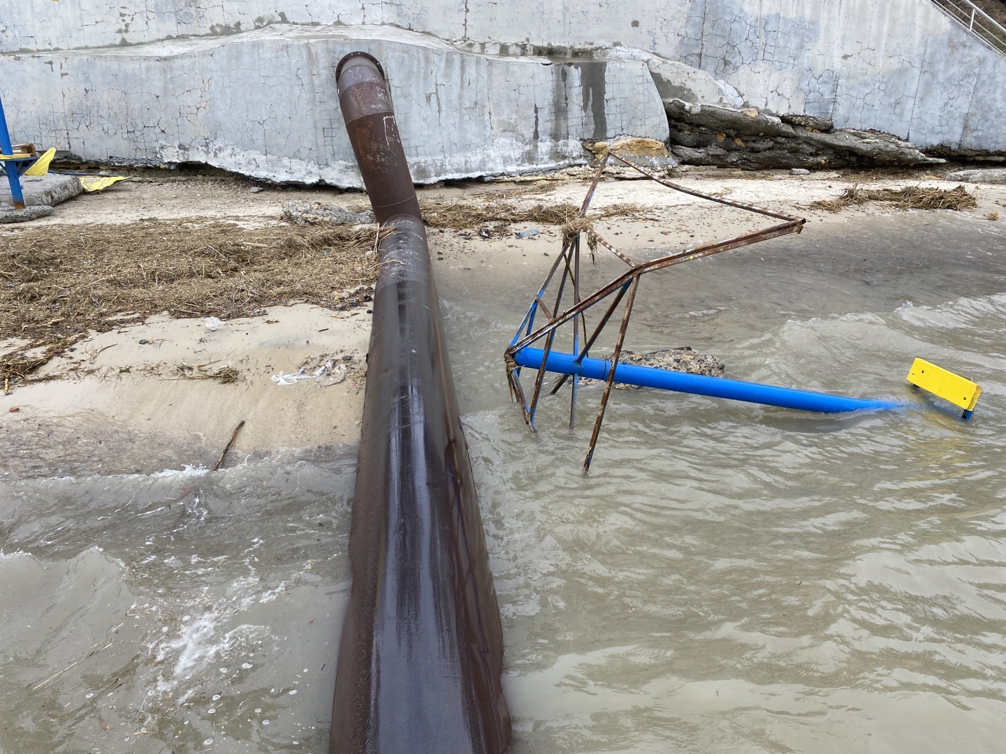 Посетил город Таганрог после недавнего шторма. Шокирующая картина. Набережных больше нет.