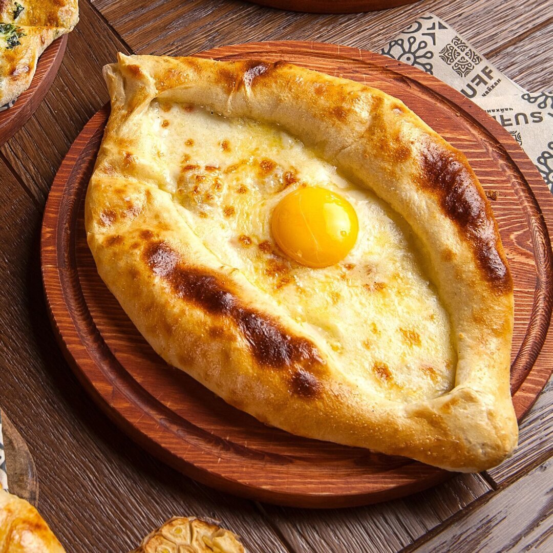 Грузинская кухня вобрала в себя богатство вкусов, ароматов и цветов, которые делают ее уникальной и неповторимой.