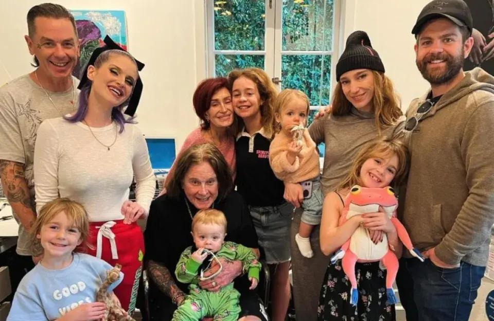 Оззи Осборн отмечает свой 75-летний юбилей в кругу семьи