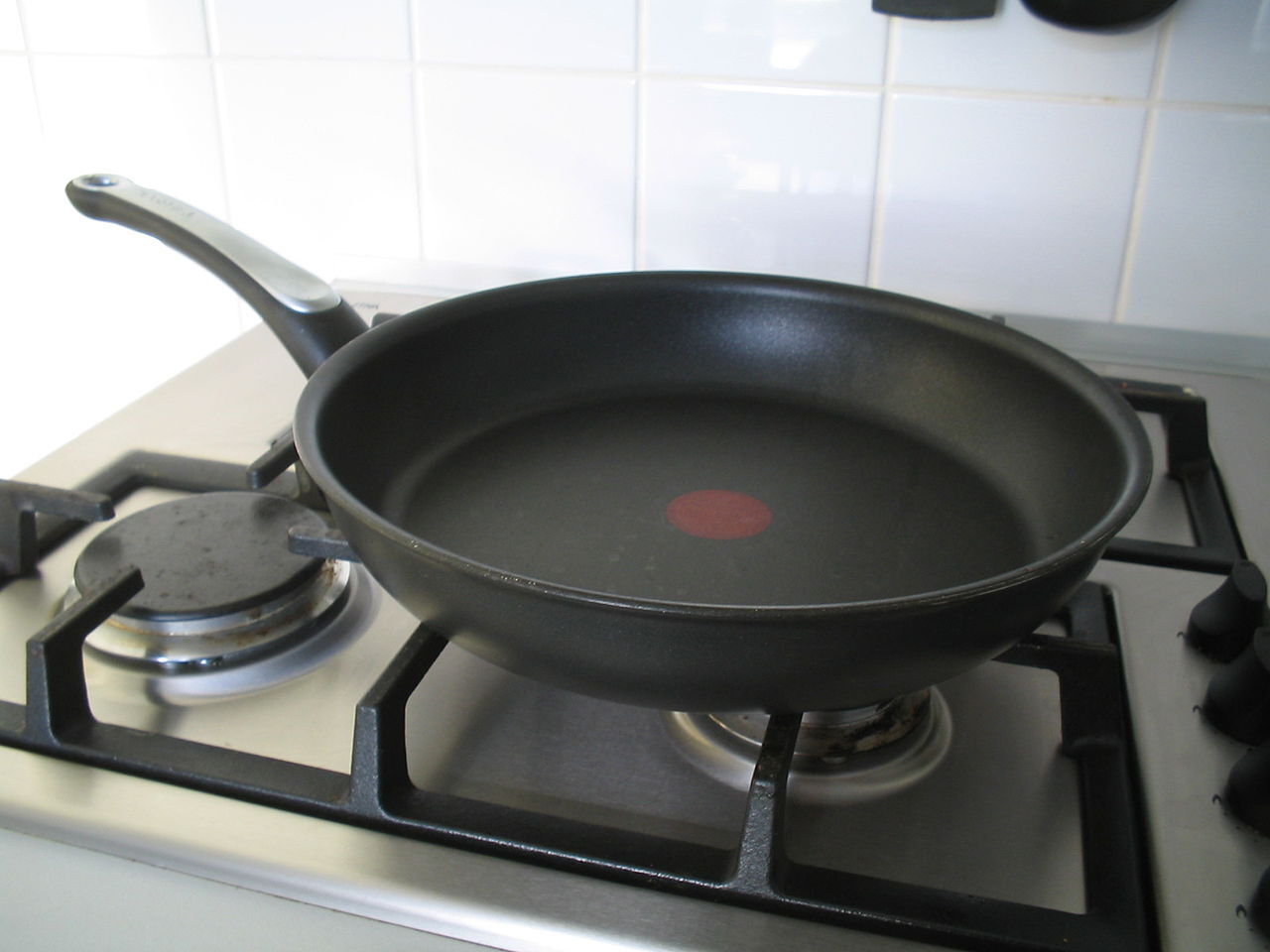 А как Вы едите жареную картошку или яичницу, из сковородки или перекладываете в тарелки? И прочее приготовленное на сковородке тоже также?