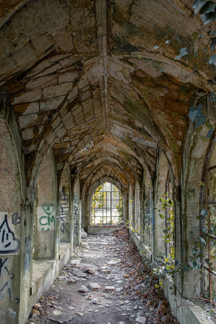 Заброшенный особняк, как из фильма ужасов, с трагичной историей