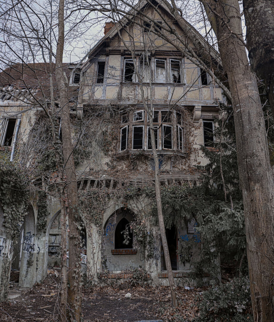 Заброшенный особняк, как из фильма ужасов, с трагичной историей