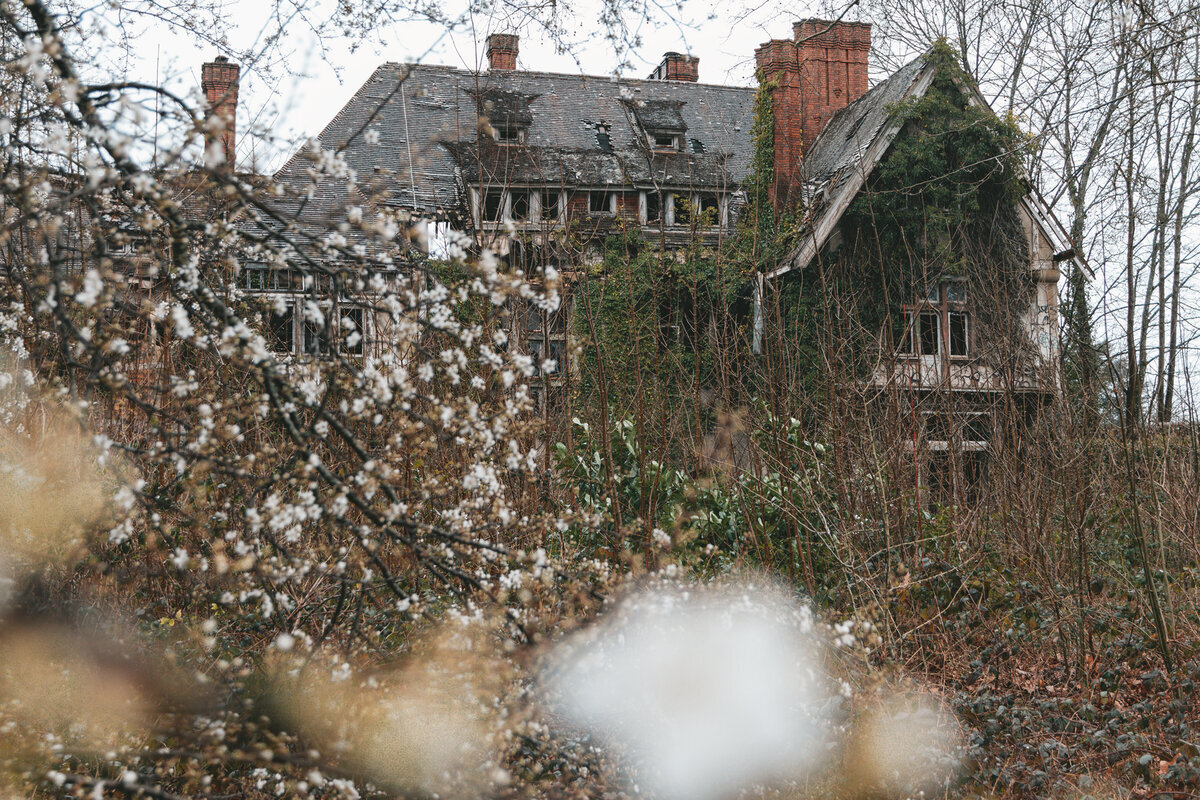 Заброшенный особняк, как из фильма ужасов, с трагичной историей