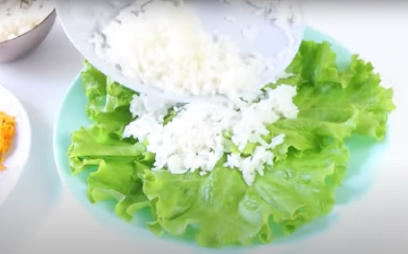 Вкусный праздничный салат с консервированной рыбой