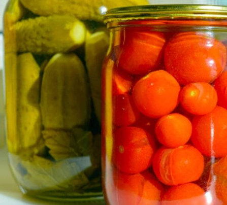 Отличия консервации солений в стеклянных и пластиковых банках.